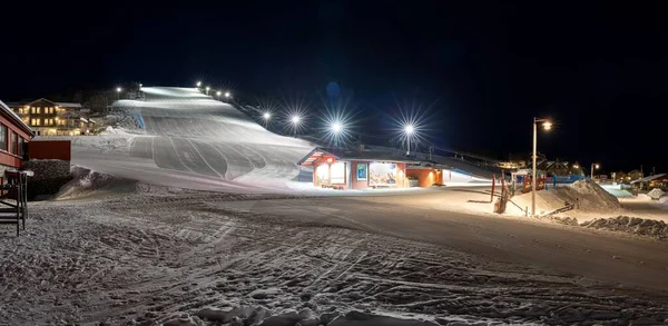 Sveç Ramundberget Resort Bölgesindeki Aydınlatılmış Kayak Yamacında Gece Vakti Boş — Stok fotoğraf