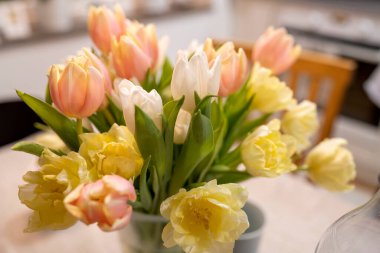 Zarif bir çiçek deseninde taze sarı çiçekli bitkilerin yer aldığı, güzel bir düzenin canlı bir yakın çekimi..