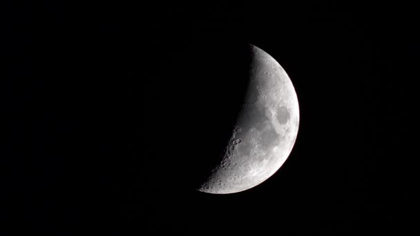 밤하늘의 보름달 각도에서 아름답고 기하학적 표면을 보여준다 — 비디오