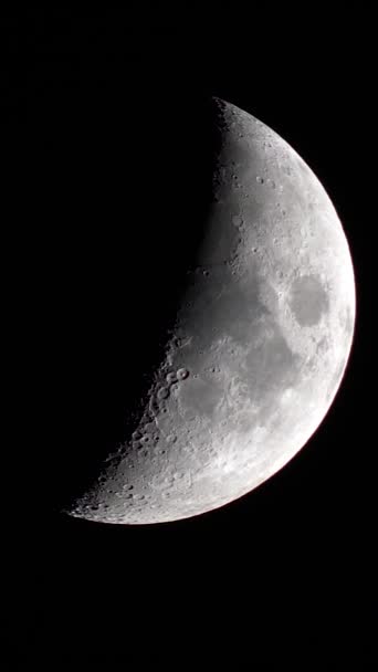 在宁静的夜空中 一轮满月闪烁着光芒 从较低的角度展现了它美丽而几何的表面 — 图库视频影像