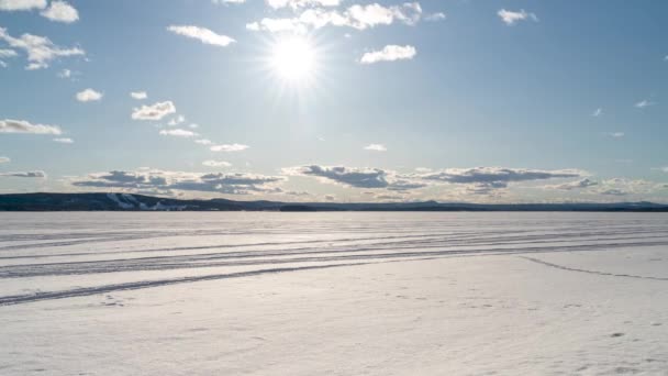 春天期间皮特亚的温暖和阳光灿烂的日子 云彩飘扬在冰冻的瑞典北部雪湖上空 — 图库视频影像