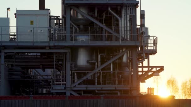 スウェーデン北部の製紙工場で日没時にパイプラインの詳細を閉じる — ストック動画
