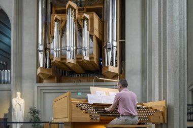 İzlanda, Reykjavik - 2023: Profesyonel Orgcu Hallgrimskirkja Reykjavik, İzlanda 'da kilise orgunda müzik çalıyor.