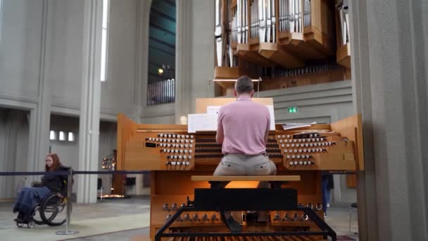 Ісландія Рейк Явік 2023 Професійний Органіст Грає Музику Церковному Органі — стокове відео