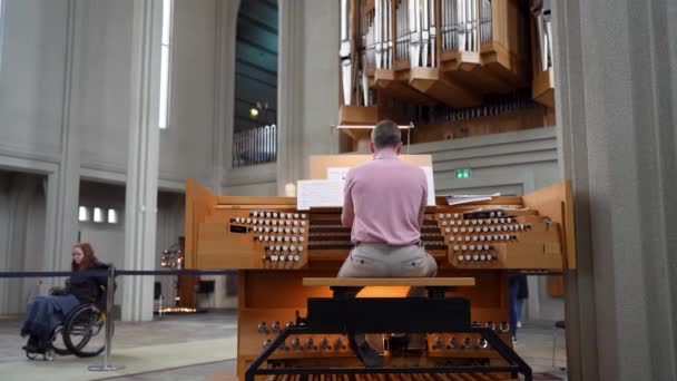 Islândia Reykjavik 2023 Organista Profissional Toca Música Órgão Igreja Dentro — Vídeo de Stock