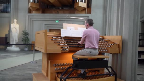 Islanda Reykjavik 2023 Organista Professionista Suona Musica Sull Organo Della — Video Stock