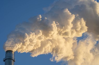 Sıcak Parlayan Duman Plume, Pitea İsveç 'teki kağıt fabrikasından gece geç saatlerde atmosfere sera gazı yayarken güneşlendi..