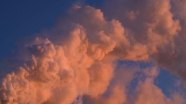 Sıcak Parlayan Duman Plume, Pitea İsveç 'teki kağıt fabrikasından gece geç saatlerde atmosfere sera gazı yayarken güneşlendi..