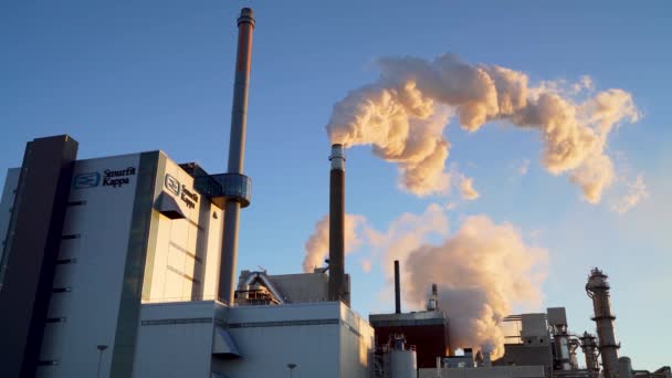 瑞典皮特亚 2023年2月 瑞典皮特亚市中心 纸浆和造纸业的工厂烟堆 Smurfit Kappa正在使用木材作为纤维素产品的原材料 — 图库视频影像