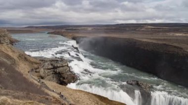 Gullfoss Şelalesi 'nin zaman çizelgesi Kanyon' daki büyük bir su kütlesinden ve İzlanda 'daki İzlanda Şelaleleri' ne turist olarak seyahat eden insanlardan geliyor.. 