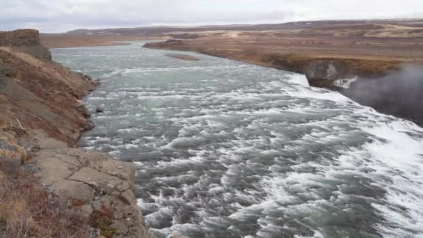 アイスランドのキャニオンとアイスランドの滝の流れる水の大きな体の上からのガルフォス滝の映像 — ストック動画