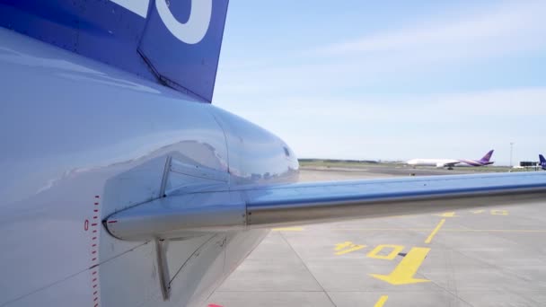 Tryskový Horký Vzduch Proudící Tryskovém Letadle Čekající Odlet Dráze Zapnutým — Stock video