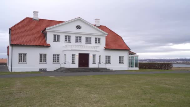 Alftanes Islandia Maja 2023 Oficjalna Siedziba Prezydenta Islandii Obok Kościoła — Wideo stockowe
