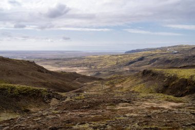 Reykjadalur Vadisi Kayalıkları Güney İzlanda ve Hveragerdi Şehri 'ne yaz başında yukarıdan bakıyor..