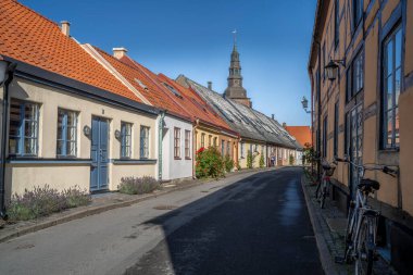 Ystad Midtown 'da, Ystad' da, Kilise ve Şehir Merkezi Skane İsveç 'te, Romantik Eski Şehir Cobble Caddesi..