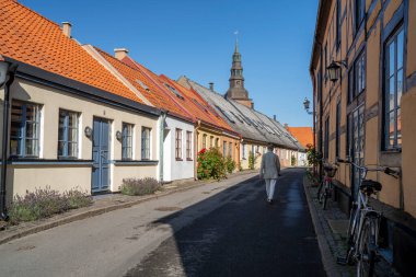 Ystad Midtown 'da, Ystad' da, Kilise ve Şehir Merkezi Skane İsveç 'te, Romantik Eski Şehir Cobble Caddesi..