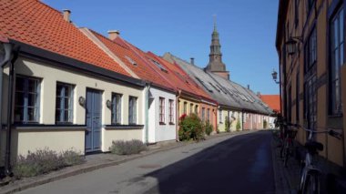 Old Town 'daki Cobblestone Caddesi Ystad Midtown' daki konutu ile Kilise ve Şehir Merkezi, Skane İsveç.