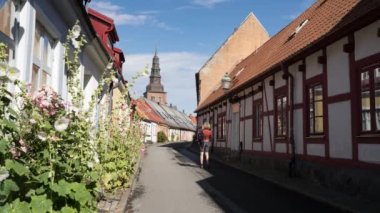 Old Town 'daki Cobblestone Caddesi Ystad Midtown' daki konutu ile Kilise ve Şehir Merkezi, Skane İsveç.