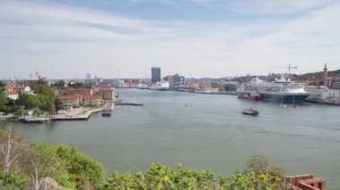 Gündüz Göteborg Şehir Hayatı Gota Alv Nehri körfezine bakıyor. Şehir merkezine giden feribot hareket halinde..