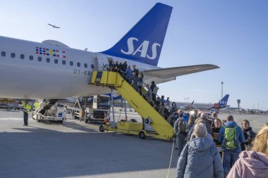 Kastrup, Danimarka - 10 Mayıs 2023: İnsanlar SAS banliyö uçağına binip merdivenlerden inecekler.