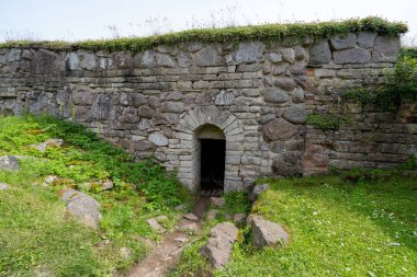 Alvastra Manastırı Harabeleri, İsveç: Aşırı gelişmiş taş duvarlar, yemyeşil alanlar, Gotik mimarinin kalıntıları.