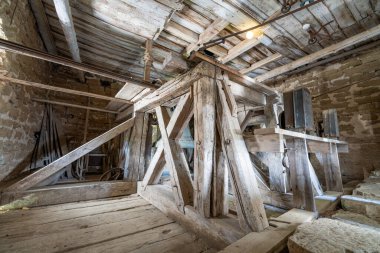 İsveç 'te Bjalby Kilisesi saat kulesi. Karmaşık taş işçiliği, yüksek yükseklik, ve bu dramatik iç mekanda tarihsel bir ihtişam duygusu yakalanır..