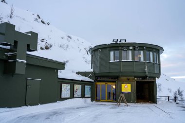 Norveç 'in Gaustabanen kentindeki karlı bir arazide dairesel yapıya sahip modern bir bina görülüyor..