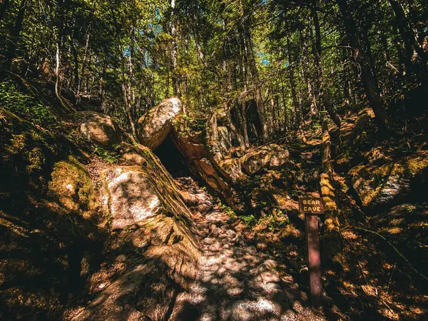 Flume Vadisi 'ndeki Ayı Mağarası, New Hampshire, ABD