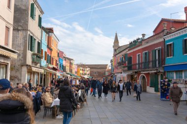 Venedik, İtalya-Ağustos 27, 2017: Verona caddesini ziyaret eden turistler, başkent