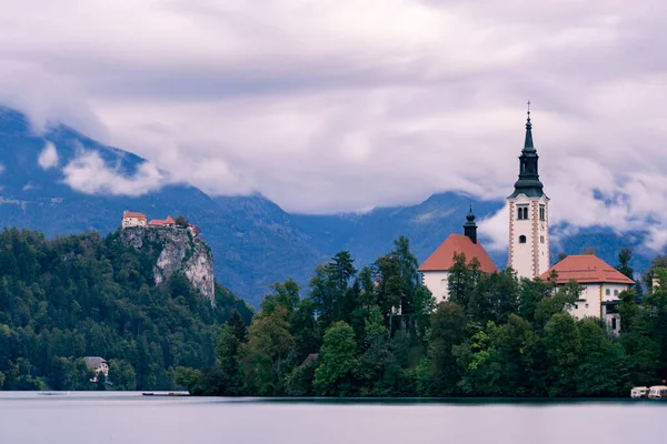 Slovenia 'da akan güzel göl manzarası