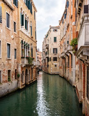 Venedik, İtalya-Eylül 21, 2017: Eski şehir merkezindeki kanal manzarası