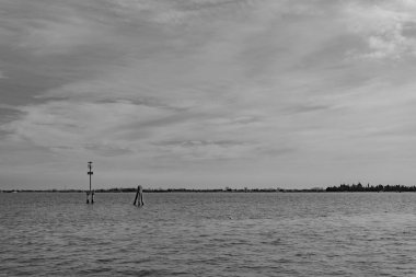 Güzel bir gün batımının siyah beyaz fotoğrafı