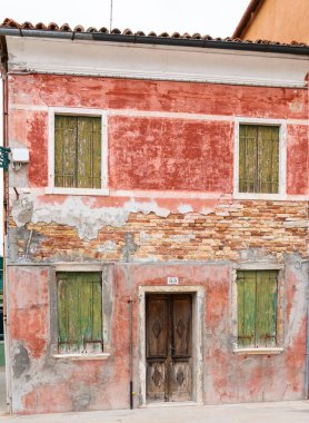 Pencereli eski tuğla duvar