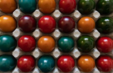 Beyaz arkaplanda renkli şekerler