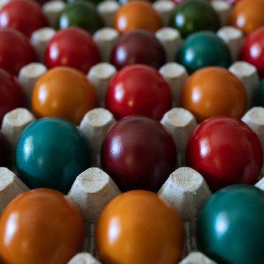 Arka arkaya renkli paskalya yumurtaları