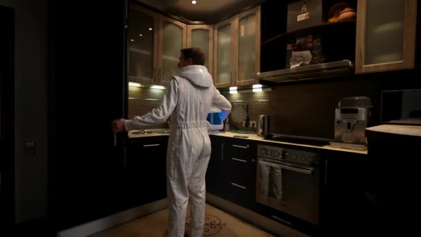 Астронавт Кухні Шукає Щось Попоїсти Холодильнику Концепція Справжнього Повсякденного Життя — стокове відео