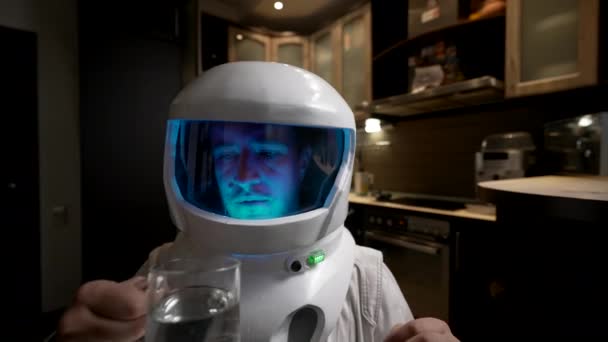 Astronautul Încearcă Bea Apă Prin Cască Dar Poate Îndepărtat Doar — Videoclip de stoc
