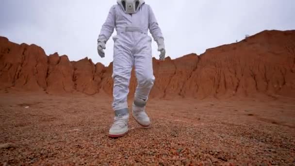 Plan Général Astronaute Explorant Planète Rouge Homme Confiant Dans Costume — Video