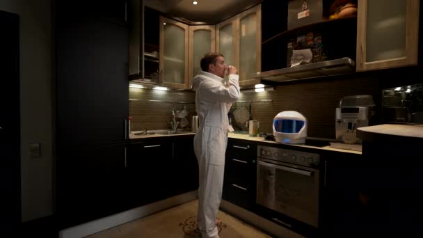 Astronauta Descansa Sua Cozinha Bebe Água Homem Traje Astronauta Tirou — Vídeo de Stock