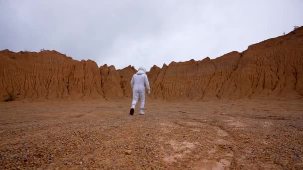 Astronaute Marche Long Surface Mars Jusqu Bord Cratère Tournage Ralenti — Video