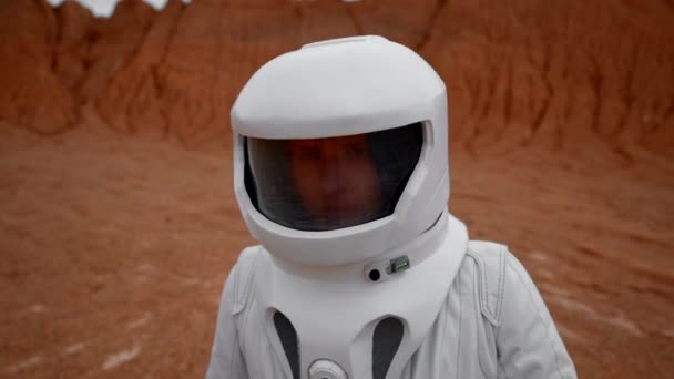 Astronauti Tváří Kosmické Helmě Blízko Neznámém Kráteru Planet Zpomalená Chůze — Stock video
