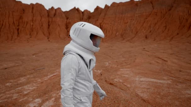 Astronauta Spacerujący Powierzchni Krateru Marsa Widok Boku Zwolnionym Tempie Samotnego — Wideo stockowe