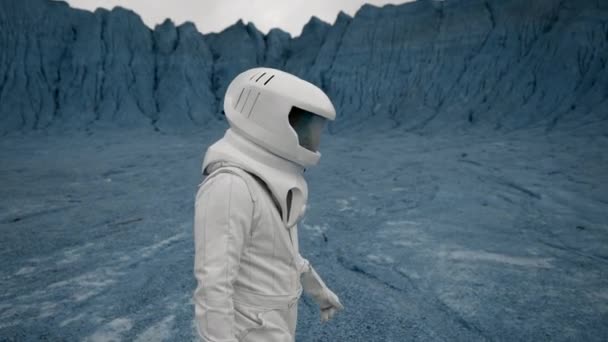 Vista Laterale Astronauta Che Cammina Sulla Superficie Della Luna Cosmonauta — Video Stock