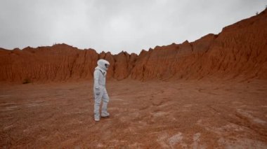 Astronot, Mars 'ın yüzeyini özel bir kıyafetle keşfetmeye gider. Asit yağmuru ve kızıl gezegendeki yaşam için tehlikeli bir atmosfer..