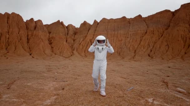 赤い惑星の表面に宇宙服を着た宇宙飛行士の壮大なショット 酸素と非地球大気中で呼吸する白人男性のスローモーション 良い毛皮の人間の生活 — ストック動画