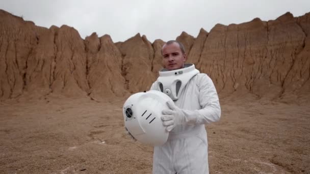一位科学家戴上一顶特殊套装头盔 在辐射危险区工作 一个刮胡子的男人站在一个巨大的采石场里看着摄像机 — 图库视频影像