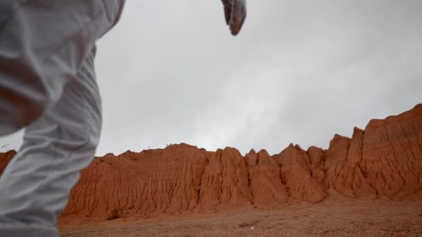 Astronauta Irreconhecível Traje Capacete Andando Superfície Laranja Marte Vista Épica — Vídeo de Stock