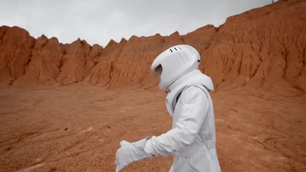 Astronot Berjalan Permukaan Planet Merah Zoom Out Dari Alien Manusia — Stok Video