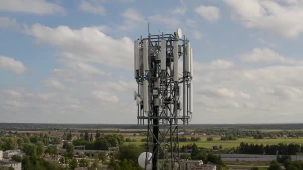 도시와 근처에 텔레콤 안테나와 위성은 휴대폰 모바일 신호를 고품질 — 비디오