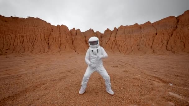 Astronauta Balla Sulla Superficie Del Pianeta Rosso Movimenti Eleganti Danza — Video Stock